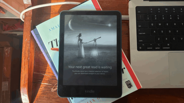 O 2024 Kindle Paperwhite ao lado do Kindle 2024.