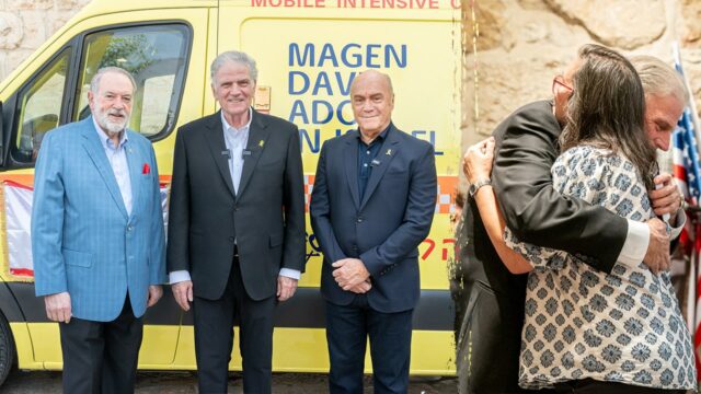 Exclusivo: Franklin Graham lidera uma cerimônia porque a bolsa de Samaritan dá a Israel uma ambulância blindada "à prova de balas"

