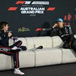 Max Verstappen, motorista holandês da Red Bull Racing, e George Russell, o piloto britânico da Mercedes em terceiro lugar, aguarda uma conferência de imprensa após o Grande Prêmio da Fórmula 1 Australiana no circuito de Albert Park, em Melbourne, em 16 de março de 2025.
