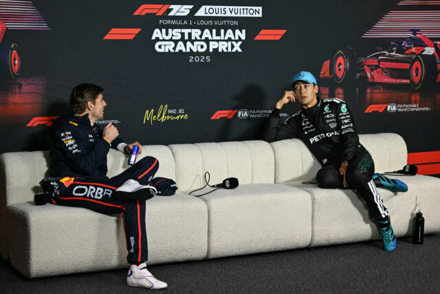 Max Verstappen, motorista holandês da Red Bull Racing, e George Russell, o piloto britânico da Mercedes em terceiro lugar, aguarda uma conferência de imprensa após o Grande Prêmio da Fórmula 1 Australiana no circuito de Albert Park, em Melbourne, em 16 de março de 2025.