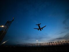 Airbus ordena correção de software para milhares de aviões devido ao risco de radiação solar plan flying at dusk