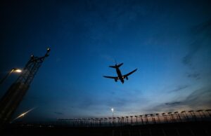 Airbus ordena correção de software para milhares de aviões devido ao risco de radiação solar plan flying at dusk