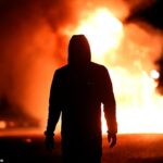 Ballymena na Irlanda do Norte viu três noites de violência e rebelião após uma suposta agressão sexual contra uma garota na cidade