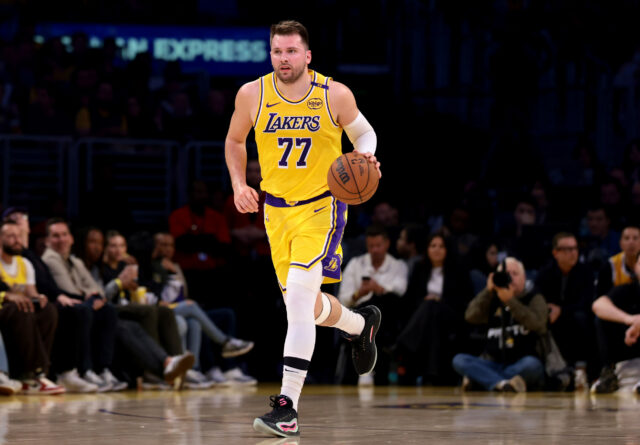 Famous Don Nelson Hall para usar sapatos Doncic Luka em protesto contra o comércio de Mastermicks


