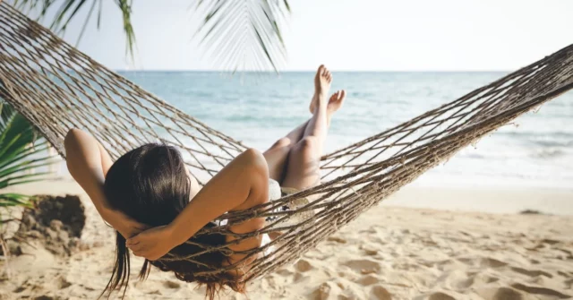 Férias de verão 2025. Descanse barato em um mar quente em junho: onde e por quanto

