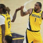 O Indiana Pacers avançou o OBI Toppin (1) comemora com o avançado James Johnson (16) na segunda metade das 6 partidas das finais da NBA em Indianapolis, Indianapolis, 19 de junho de 2025.
