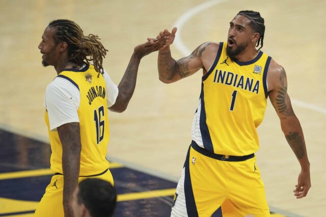 O Indiana Pacers avançou o OBI Toppin (1) comemora com o avançado James Johnson (16) na segunda metade das 6 partidas das finais da NBA em Indianapolis, Indianapolis, 19 de junho de 2025.