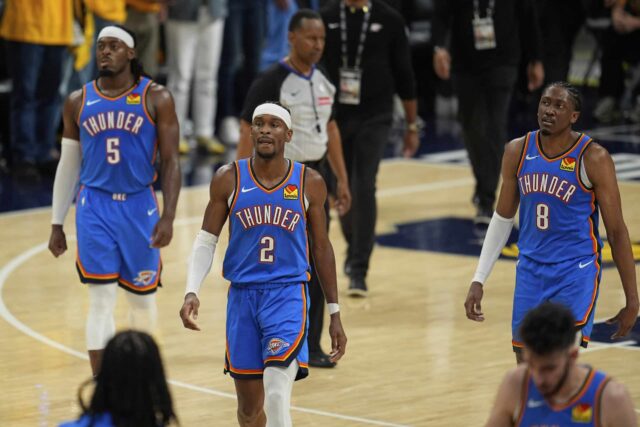 O guarda de Oklahoma City Thunder, Sha Gilgeous-Alexander (2), o guarda Lugentz Dort (5) e Jalen Williams avançado (8) NBA Finals (8) Caminham as barracas na segunda metade da metade da série de basquete, contra o Indiana Pacers, na quarta-feira, 11 de junho, 11 de junho de 11, 2025, no Indianapol, no Indiana Pacers, na quarta-feira, 11 de junho, 11 de junho, 2025, no Indianapol, no Indiana Pacers, na quarta