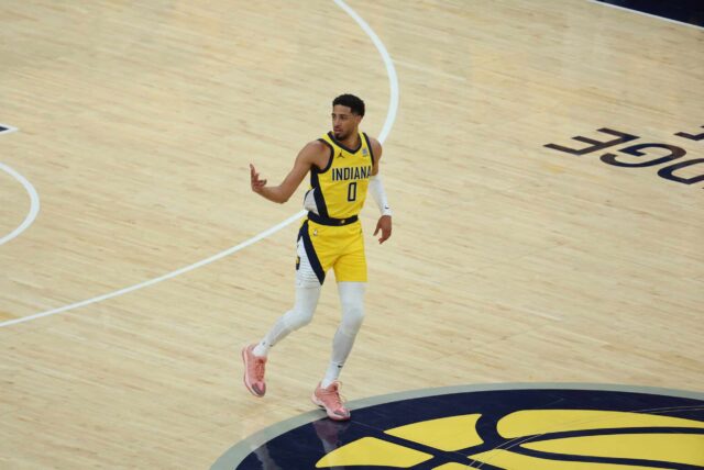13 de junho de 2025; Indianapolis, Indiana, EUA; O Indiana Pacers reage a Tyrese Haliburton (0) no quarto trimestre das finais da NBA de 2025 contra o Oklahoma City Thunder em Gainbridge Fieldhouse.