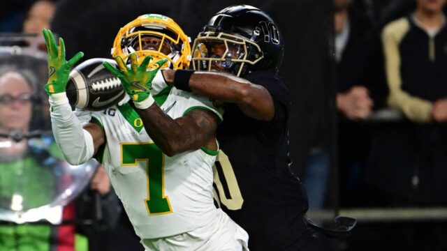 Fontes: Oregon WR Stewart sofre de lesões no joelho


