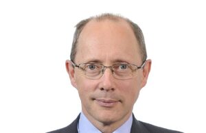 Fornecer saúde de estilo japonês a todas as crianças de 65 anos pode ajudar a mudar de assistência social na Inglaterra Sir Andrew Dilnot, arquiteto para planos de reforma para assistência social