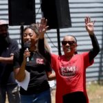 O membro da equipe Pull-Up MC e o semitório guerreiro Nivia Charles, à direita, falam com Nedina Brocks-Capla, fundadora da célula falciforme Anämia Awarness (SCAA) durante um mundo do mundo Sichel Celebration no Defremery Park em Oakland, Califórnia, no domingo, 22 de junho, 202514 (Jane Park, em Jane, em Jane, em Jane, em Oakland, Califórnia, no domingo, 22 de junho, 2025.