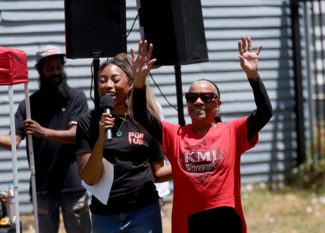 O membro da equipe Pull-Up MC e o semitório guerreiro Nivia Charles, à direita, falam com Nedina Brocks-Capla, fundadora da célula falciforme Anämia Awarness (SCAA) durante um mundo do mundo Sichel Celebration no Defremery Park em Oakland, Califórnia, no domingo, 22 de junho, 202514 (Jane Park, em Jane, em Jane, em Jane, em Oakland, Califórnia, no domingo, 22 de junho, 2025.