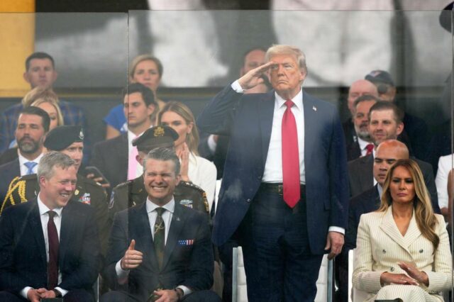 Menschen auf dem Rasen rund um das Washington -Denkmal als Präsident Donald Trump nehmen an einer Militärparade teil, die an das 250. Jahrestag der Armee erinnert und mit seinem 79. Geburtstag am Samstag, dem 14. Juni 2025, in Washington zusammenfiel. (AP Photo/Julia DeMaree Nikhinson)
