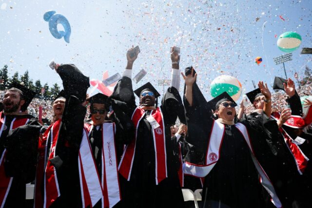 Os estudantes de Stanford participam 
