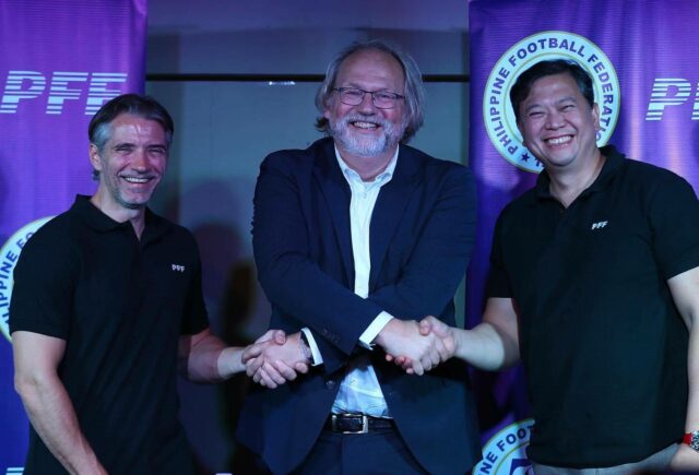Bem -vindo ao gerente da equipe, Freddy Gonzalez (à esquerda), e ao presidente da PFF, John Gutierrez (à direita), o técnico da seleção nacional Tom Saintfiet. —PFF Photo