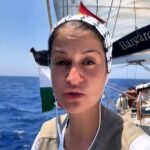 Ao levar para o Instagram, Yasemin Acar, membro da Freedom Flotilha, disse desafiadoramente que os ativistas não retornariam a Catania, Sicília, onde foram no domingo passado no último domingo