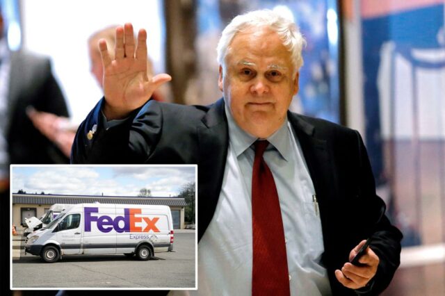 Federick Smith, diretor geral da FedEx, acenando, chegando à Trump Tower.