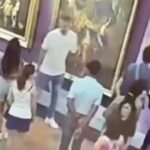 Fúria na Itália quando o turista usa um buraco na pintura dos anos 1700, enquanto posa para uma selfie na galeria de Florence Uffizi