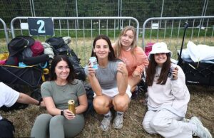 GLASTONBURY GATES ABERTA: Milhares chegam cedo para levar seus lugares para o maior festival de música do Reino Unido – e eles já estão de espírito! Milhares de campistas caem no Festival de Glastonbury em Worthy Farm esta manhã