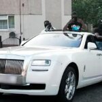 Doze traficantes de drogas que pulverizaram Dom Perignon de um rolls-royce em um vídeo de rap para se orgulhar de suas armas e riqueza foi preso por 130 anos