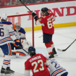 "Gary Bettman Re -Chose The Favorite": NHL Twitter reage aos Panteras para escapar com um bastão alto que não chama Oilers para Troy Stetcher