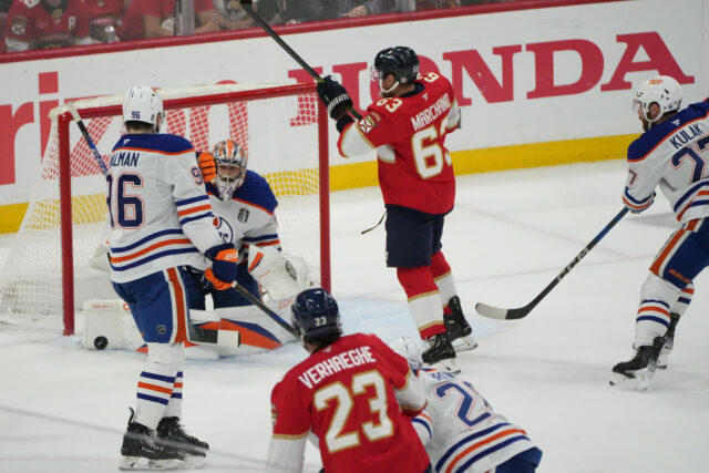 "Gary Bettman Re -Chose The Favorite": NHL Twitter reage aos Panteras para escapar com um bastão alto que não chama Oilers para Troy Stetcher

