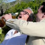 Gary Lineker Faint Swung Liquor de uma garrafa enquanto se reunia com o irmão Wayne em um casamento em família no meio de sua briga de 17 anos