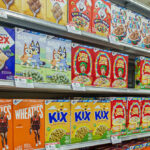 General Mills para uma vala de uso de cores artificiais em cereais americanos, comida escolar