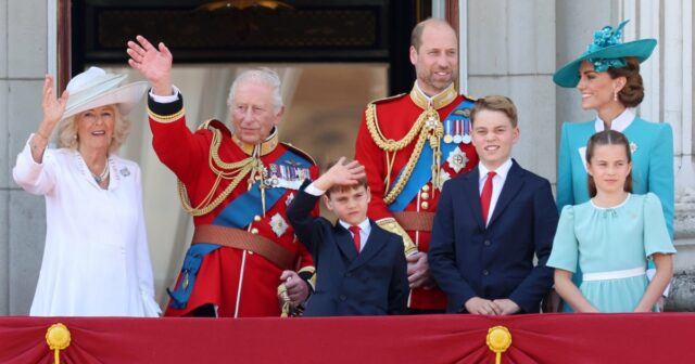 Os momentos mais doces do príncipe William e a princesa Kate com seus filhos 419
