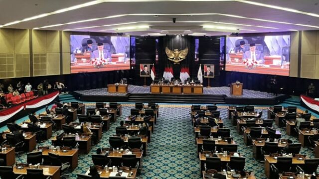 Gerindra Gerindra Yakarta propôs aos jovens no quartel militar

