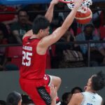 Japeth Aguilar bateu na bola para Barangay Ginebra. —AGUTA DELA CRUZ
