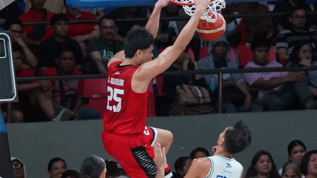 Japeth Aguilar bateu na bola para Barangay Ginebra. —AGUTA DELA CRUZ