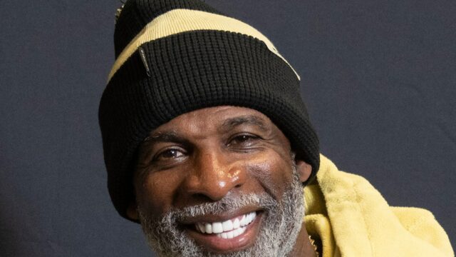 Gion Sanders faz um sorriso