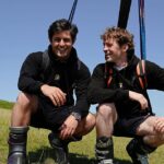 Reuben Gray (L) e seu amigo Matt Brinkley (R) planejam viajar 801 km de caminhada de Londres até Val Thorens, que usa botas de esqui. O casal, ambos de Devon, pretende coletar £ 35.000 para duas organizações
