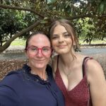 A mãe chateada de Pheobe, Kylie Johnson (à esquerda), na noite passada agradeceu à polícia de Bundaberg e ao Serviço de Resgate do Estado por seus esforços para encontrar sua filha