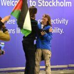 A ativista sueca Greta Thunberg (R) chega ao aeroporto de Arlanda nos arredores de Estocolmo, Suécia, 10 de junho de 2025