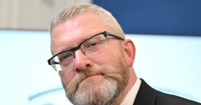 Grzegorz Braun engoliu a exposição LGBT. Szymon hołownia o proíbe de entrar no Sejm

