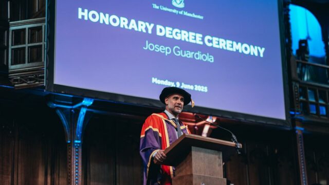 Guardiola concedeu um diploma honorário pela Manchester University

