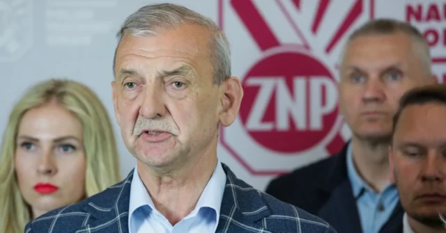 Há uma resposta às demandas de um professor. "As economias devem ser introduzidas"

