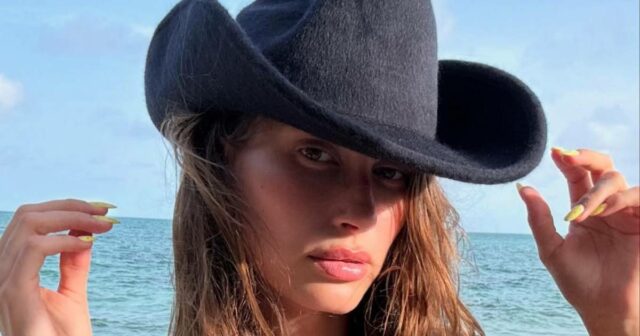 Hailey Bieber abraça seu lado selvagem em biquíni com animais com animais