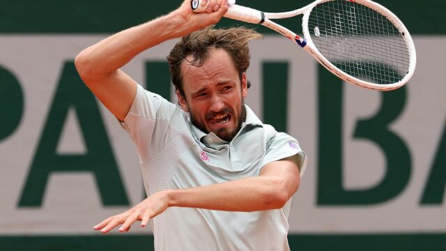 Halle Open: Medvedev, Tsitsipas e Bobblik Advance

