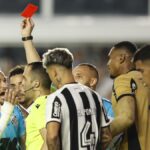 "Hand of Neymar" ganha o cartão vermelho brasileiro em um potencial envio de Santos