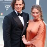 Henry Cavill, um personagem elegante, quando mostrou suas fechaduras esvoaçantes enquanto posava com o marido Natalie viscusso no 71º Festival de Cinema de Taormina na Itália na quarta -feira