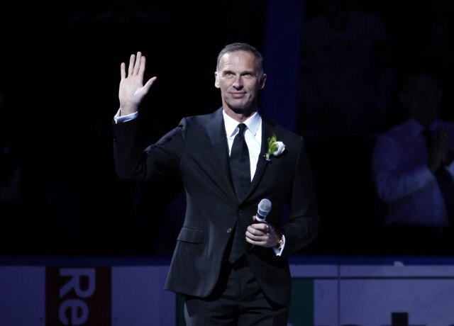 Hhofer Dominican Hasek condena os jogadores do Panteras que supostamente usam bandeiras russas durante o desfile da Stanley Cup.


