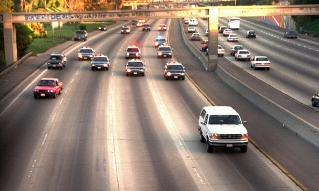 Hoje na história: 17 de junho, OJ Simpson acusado de assassinato após caça à rodovia

