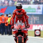 Holandês MotoGP 2025: O líder do campeonato Mark Marquez vence, o irmão Alex Crashes