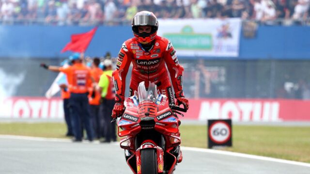 Holandês MotoGP 2025: O líder do campeonato Mark Marquez vence, o irmão Alex Crashes


