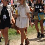 Holly Willoughby entrou no país do festival enquanto ela agitava em torno de Glastonbury com uma bebida na mão na sexta -feira