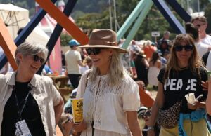 Holly Willoughby lidera as estrelas que deixam seus cabelos em Glastonbury quando ela se trata de uma bebida depois de levar um helicóptero para o festival Holly Willoughby entrou no país do festival enquanto ela agitava em torno de Glastonbury com uma bebida na mão na sexta -feira